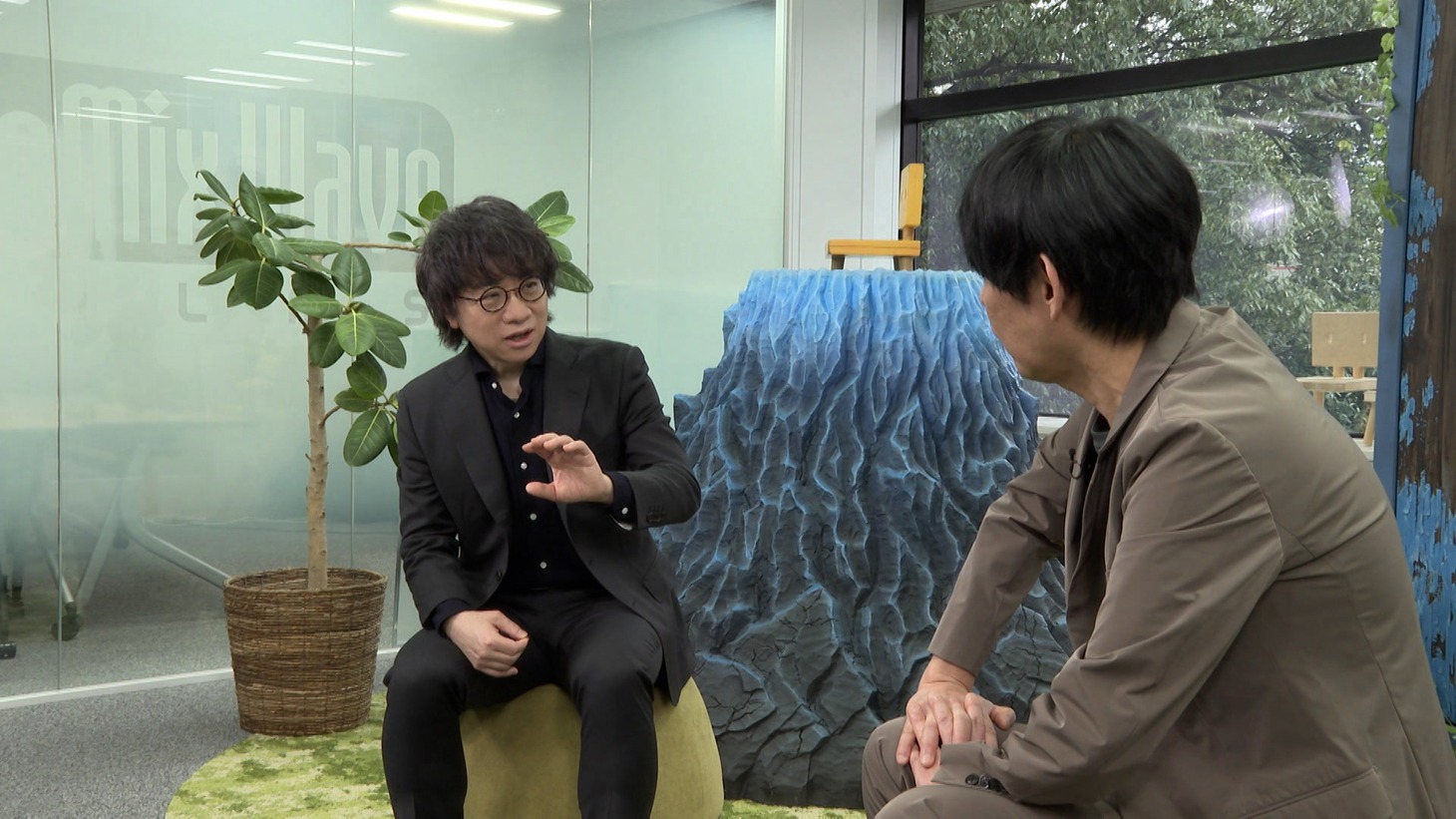 「スイッチインタビュー」より、新海誠（奥）と坂元裕二（手前）