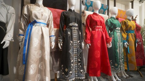 モンゴルの民族衣装「デール」