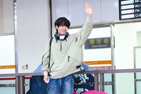 台北松山空港に降り立った赤楚衛二