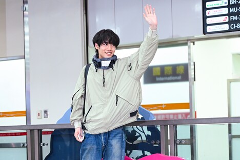 台北松山空港に降り立った赤楚衛二