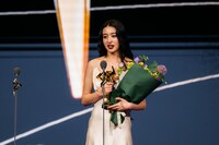 第18回アジア・フィルム・アワードの授賞式でスピーチをするKoki,