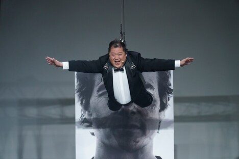 「ミッション:インポッシブル」のワイヤーアクションを再現する小杉竜一