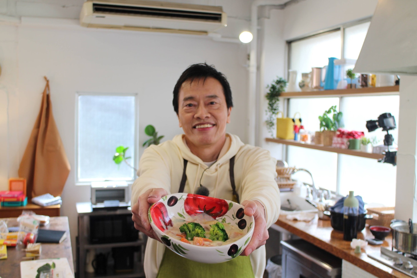 クリームシチューをカメラに差し出す遠藤憲一