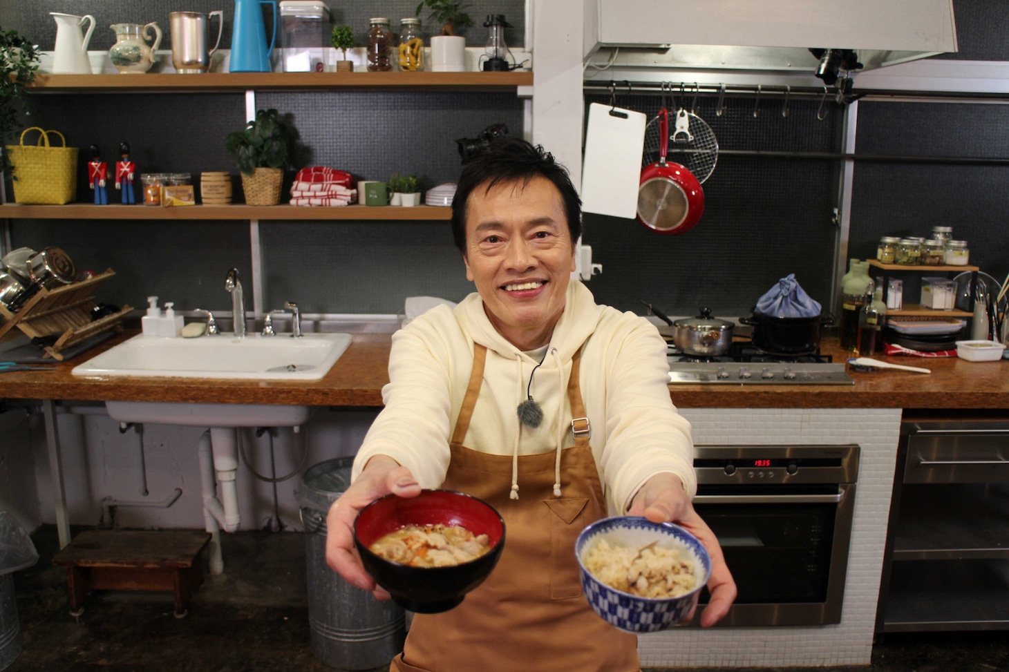 タコ飯と豚汁をカメラに差し出す遠藤憲一