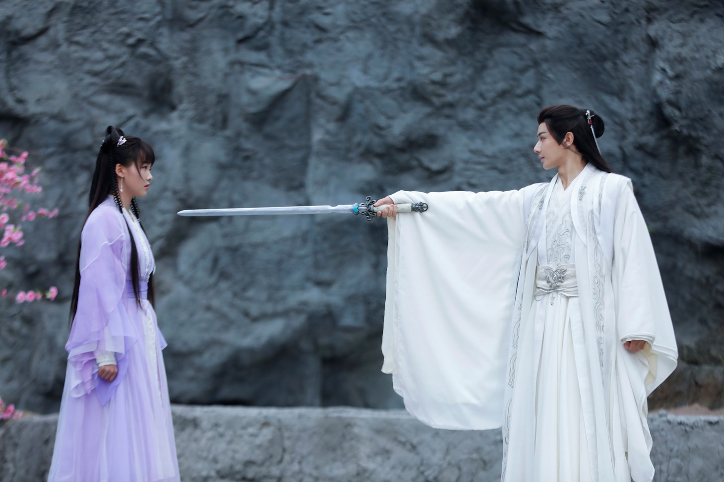 中国ドラマ「天狐伝（てんこでん）～百年の恋～」より、左からルー・シャオユー（呂小雨）演じる元宝、ワン・ヨウシュオ（王佑碩）演じる長岄