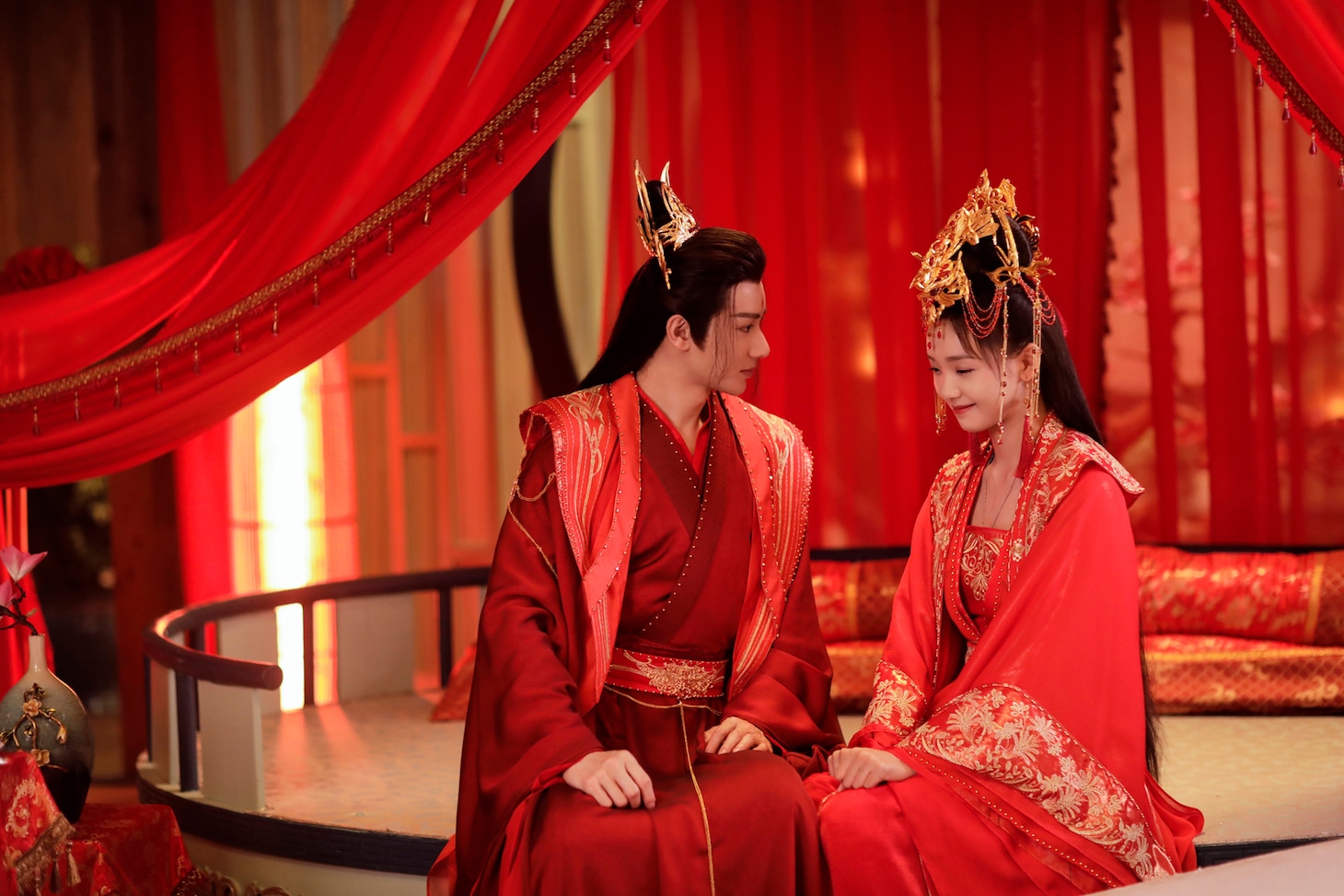 左からワン・ヨウシュオ（王佑碩）演じる長岄、ルー・シャオユー（呂小雨）演じる元宝。2人による数々のキスシーンが中国で話題になった