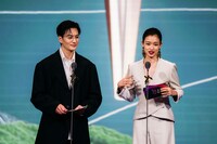 第18回アジア・フィルム・アワードの授賞式で衣装デザイン賞のプレゼンターを務めた岡田将生（左）と河合優実（右）