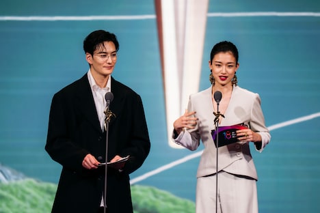 第18回アジア・フィルム・アワードの授賞式で衣装デザイン賞のプレゼンターを務めた岡田将生（左）と河合優実（右）