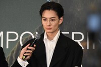 第18回アジア・フィルム・アワードのレッドカーペットでインタビューを受ける岡田将生