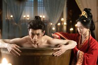 左からイエン・ズーシエン（厳子賢）演じる岳瑾宸、ホー・シュエンリン（何宣林）演じる顧君遥