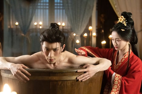 左からイエン・ズーシエン（厳子賢）演じる岳瑾宸、ホー・シュエンリン（何宣林）演じる顧君遥