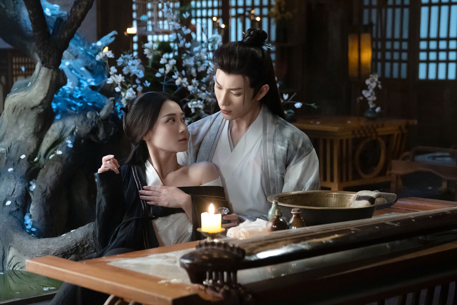 左からホー・シュエンリン（何宣林）演じる顧君遥、イエン・ズーシエン（厳子賢）演じる岳瑾宸