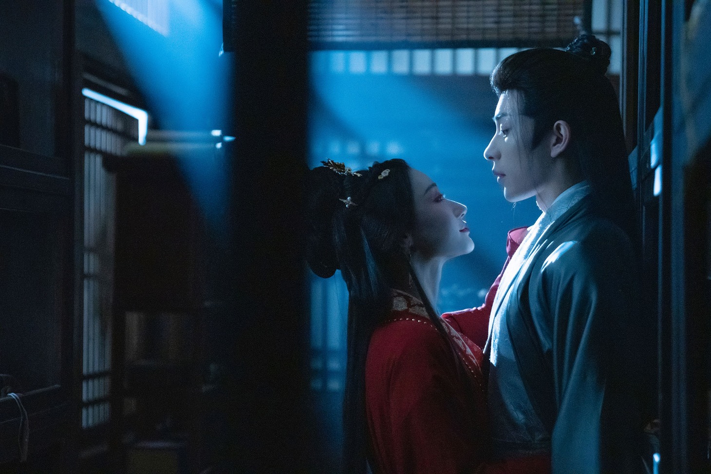 左からホー・シュエンリン（何宣林）演じる顧君遥、イエン・ズーシエン（厳子賢）演じる岳瑾宸