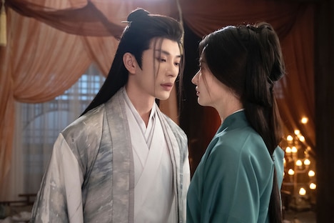 中国ドラマ「情刺 愛讐の宮廷」場面写真。岳瑾宸（左）の常軌を逸した過激な愛情はSNSで話題を呼んだ