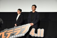 場内を回るチョン・ヘインを見守るリュ・スンワン（左）とファン・ジョンミン（右）