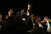 場内を回るチョン・ヘイン（奥）