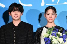 「おいしくて泣くとき」初日舞台挨拶の様子。左から長尾謙杜、當真あみ