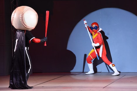 野球仮面(左)と対峙するアカレンジャー(右)