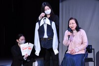 当時使用していた衣装と台本を紹介するモモレンジャー / ペギー松山役の小牧りさ（右）