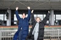 「秘密～THE TOP SECRET～」の撮影を終えた中島裕翔（左）と板垣李光人（右）