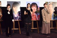 すでに入場特典のカードを3枚持っている観客を見て驚く杉咲花（左）、広瀬すず（中央）、清原果耶（右）