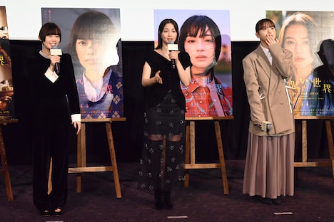 すでに入場特典のカードを3枚持っている観客を見て驚く杉咲花（左）、広瀬すず（中央）、清原果耶（右）