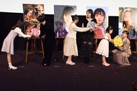 「片思い世界」公開記念舞台挨拶での花束贈呈コーナーの様子
