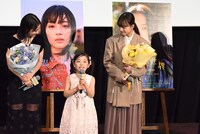 左から広瀬すず、石塚七菜子、清原果耶