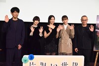 「片思い世界」公開記念舞台挨拶の様子。左から坂元裕二、杉咲花、広瀬すず、清原果耶、土井裕泰
