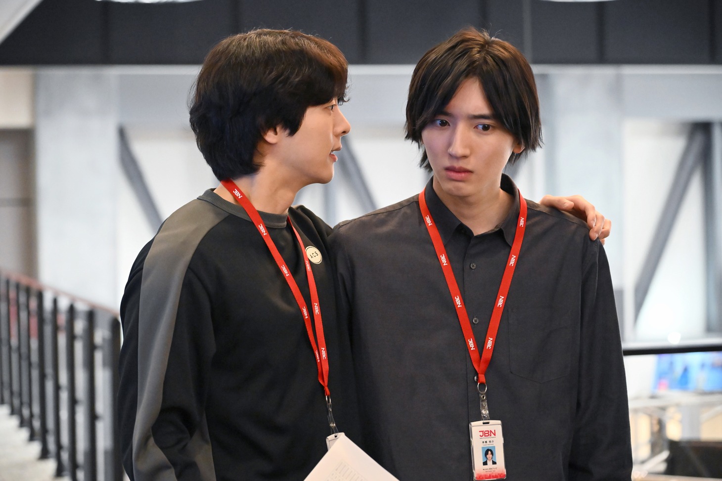 「恋するキャスター」よりキム・ムジュン演じるチェ・ジェソン（左）、道枝駿佑演じる本橋悠介（右）