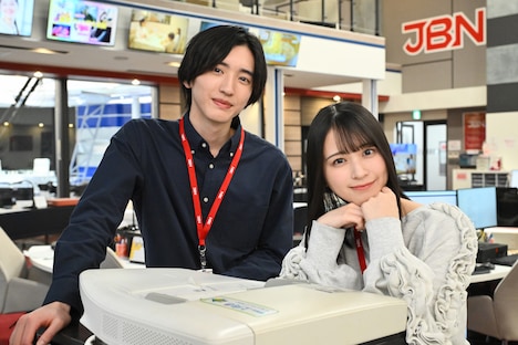 「恋するキャスター」より本橋悠介役の道枝駿佑（左）、戸山紗矢役の佐々木舞香（右）
