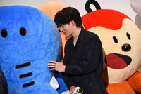 ぞうくんにコソコソ話をする水上恒司