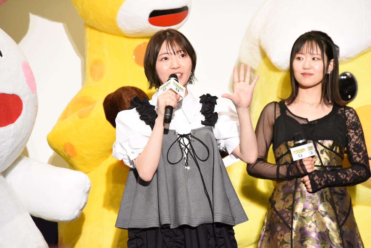 小澤亜李（中央）、東山奈央（右）
