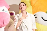 歌声を褒められてホッとした表情の高石あかり