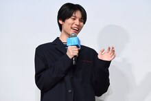 劇中のセリフ「バイバーイ」を再現する萩原利久