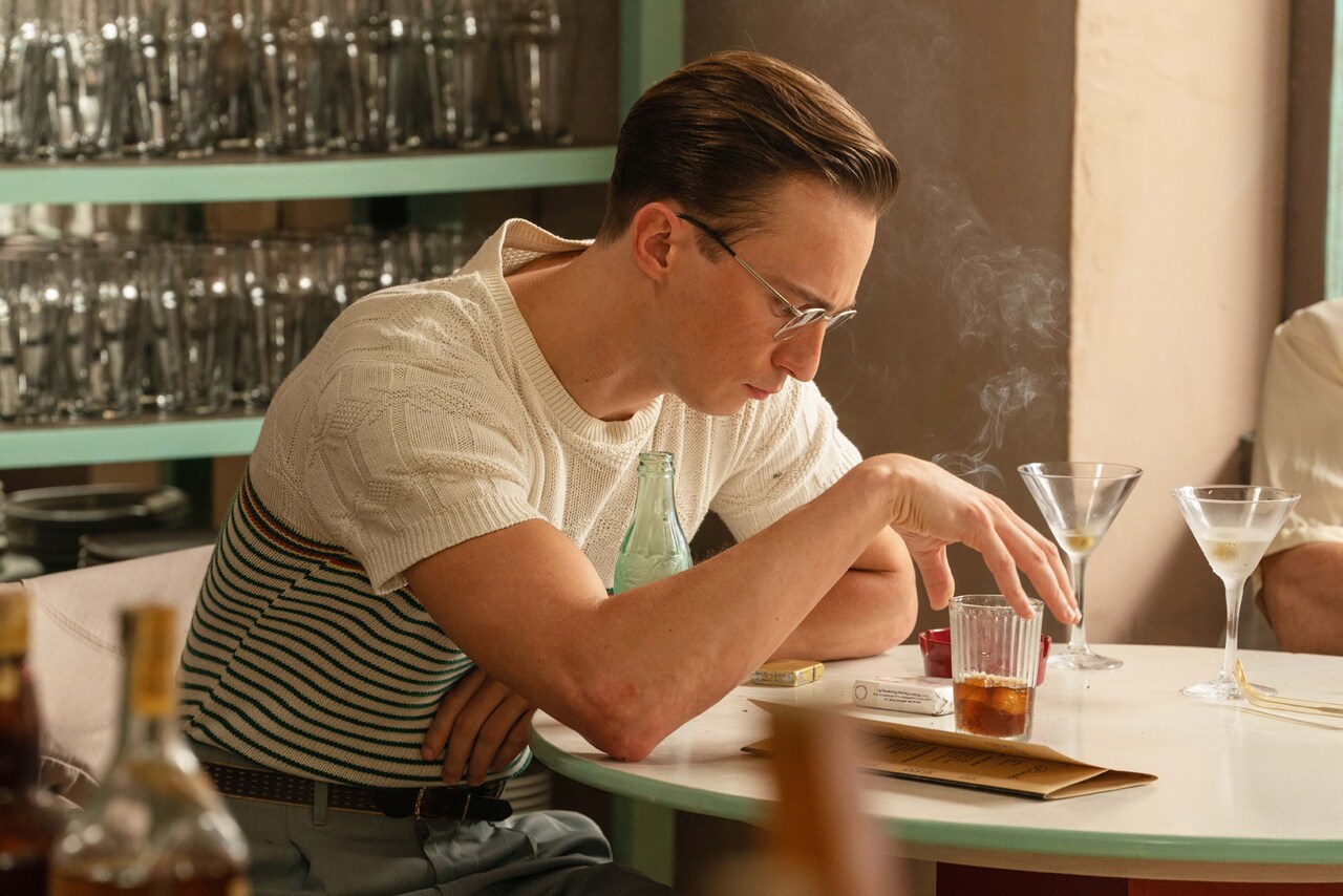 ダニエル・クレイグ主演映画「クィア／QUEER」新写真、恋の相手はどこか物憂げ