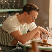 ダニエル・クレイグ主演映画「クィア/QUEER」新写真、恋の相手はどこか物憂げ