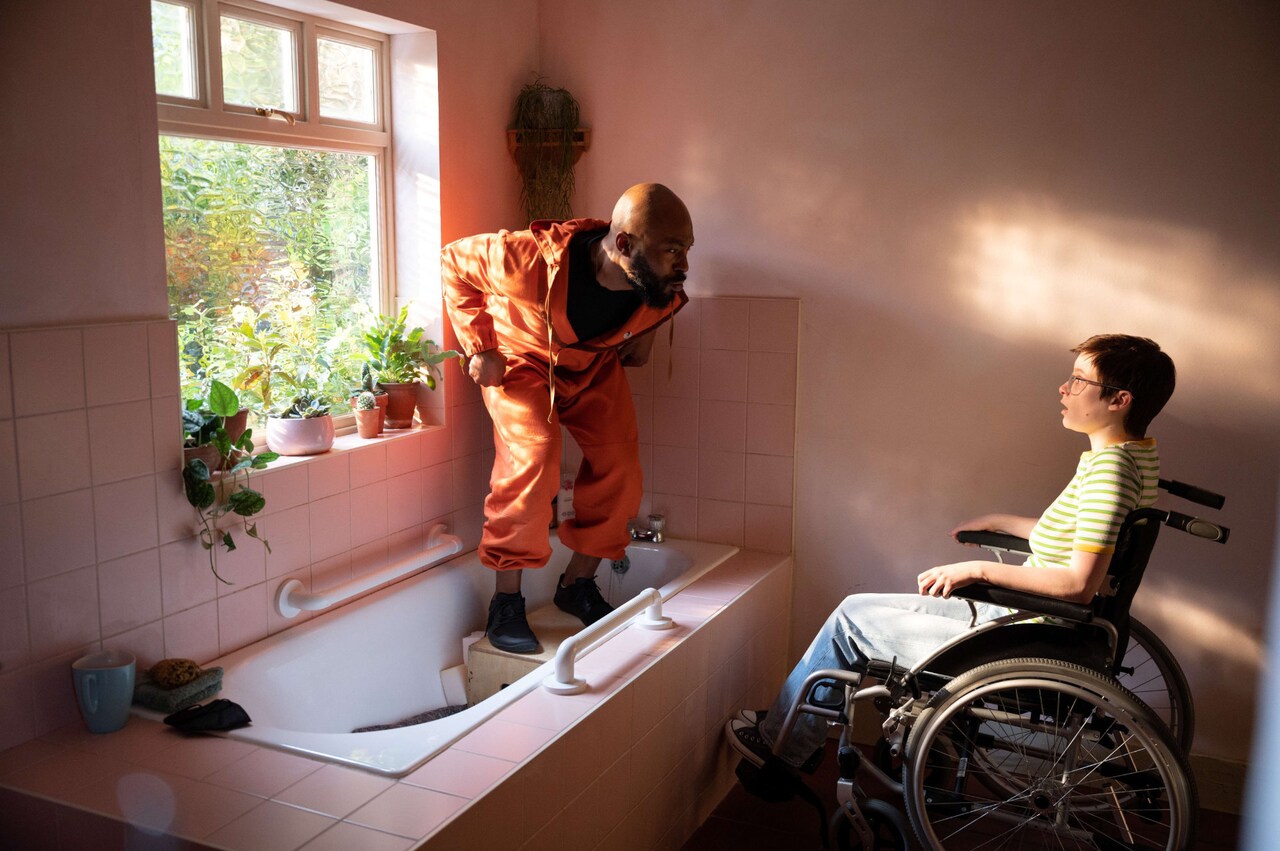 「終わりの鳥」アリンゼ・ケニが“鳥役”に臨むメイキング写真解禁、監督が制作経緯語る