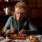 フランソワ・オゾンの「秋が来るとき」新写真、エレーヌ・ヴァンサンがキノコを切る