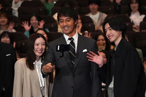 左から永野芽郁、阿部寛、道枝駿佑