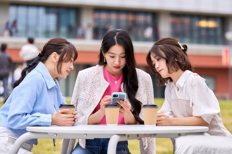 映画「女神降臨 After プロポーズ編」より、大学で望帆（美山加恋）、藍里（深尾あむ）と会話する麗奈（Koki,）