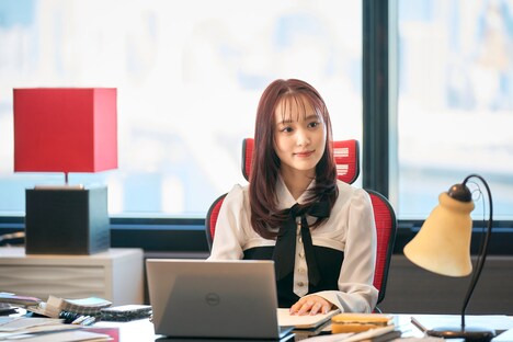 映画「女神降臨 After プロポーズ編」より、菅井友香演じる川島愛美