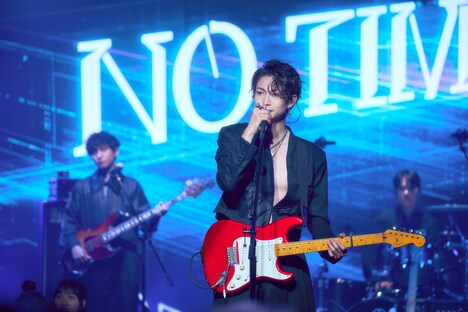 映画「女神降臨 After プロポーズ編」より、綱啓永演じる五十嵐悠（中央）