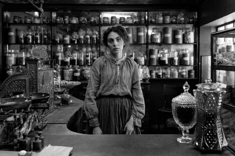 「ガール・ウィズ・ニードル」場面写真