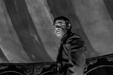 「ガール・ウィズ・ニードル」場面写真