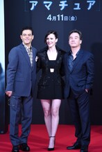 左からラミ・マレック、レイチェル・ブロズナハン、ジェームズ・ホーズ