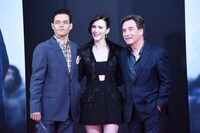 左からラミ・マレック、レイチェル・ブロズナハン、ジェームズ・ホーズ