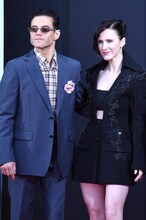 左からラミ・マレック、レイチェル・ブロズナハン