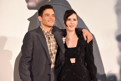 左からラミ・マレック、レイチェル・ブロズナハン