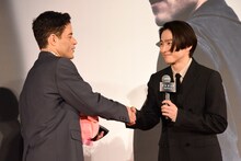 握手を交わすラミ・マレック（左）と三宅健（右）